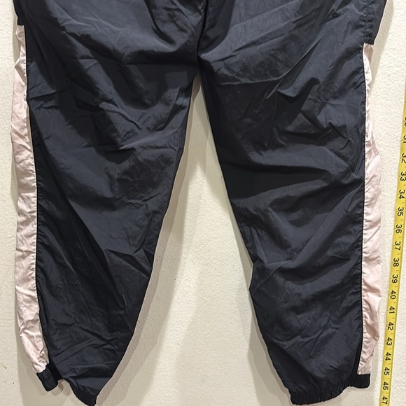 Reebok Women's Athletic windbreaker pants in Black and Tan - Picture 4 of 5